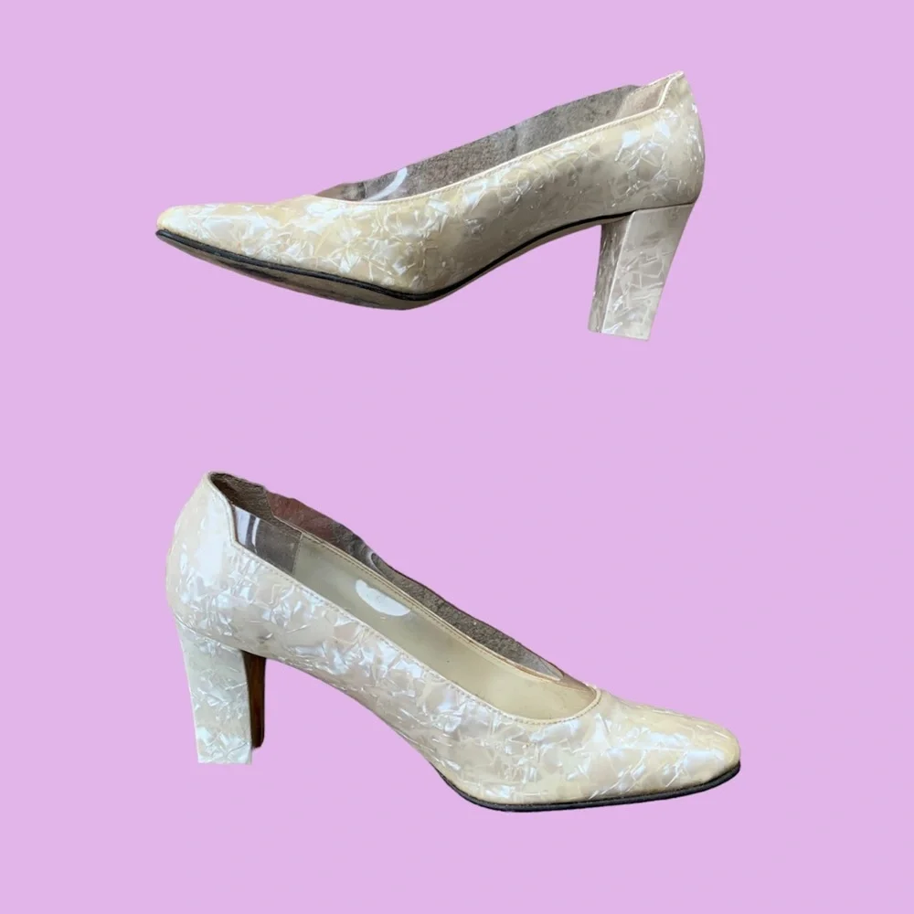 VINTAGE‎ CREAM PEARLESCENT MARBLE PUMPS